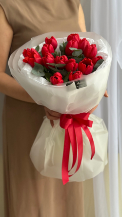 Красные тюльпаны премиум сорта и эвкалипт в воздушном оформлении от Флора Маркет