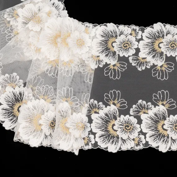 Вышивка на сетке молочная/золото 21 см