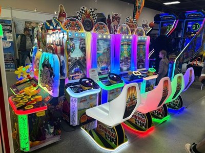 Двойной детский автомат с видеоиграми «Мотогонка»