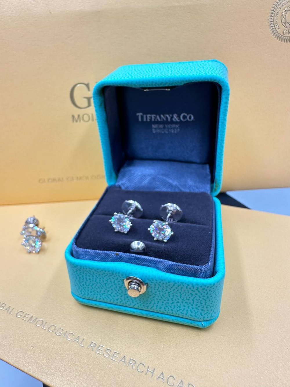 Серьги Tiffany & Co. 0,6 мм