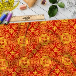 Ткань таффета жёлтый резной калейдоскоп на красном фоне