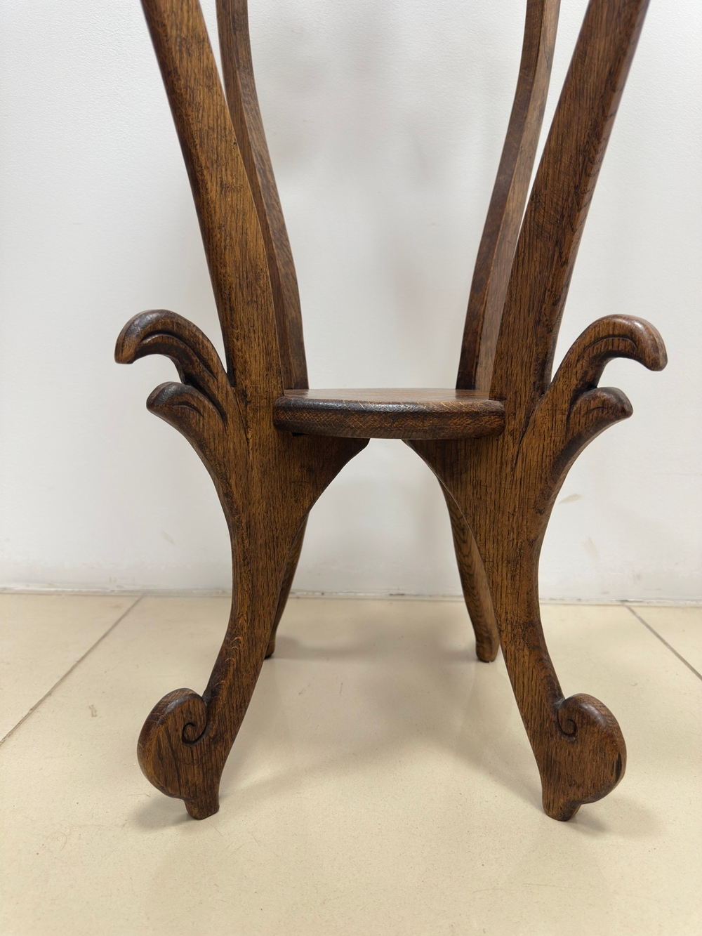 Резной деревянный столик-подставка