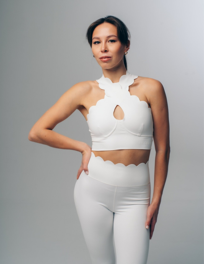 Топ с волнообразными краями с X-образными лямками