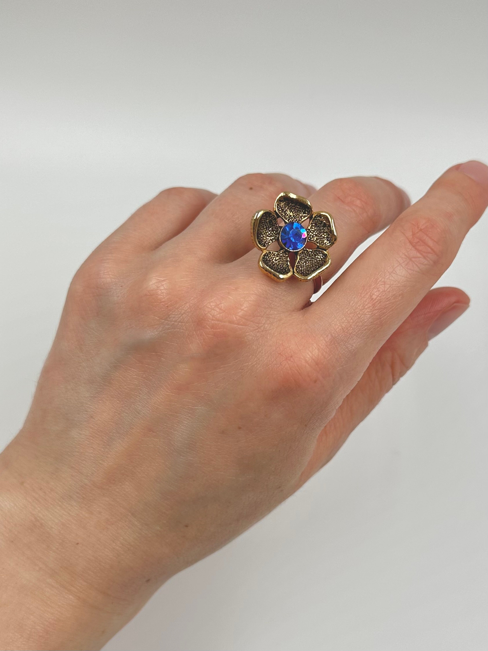 Кольцо Цветок с синим кристаллом