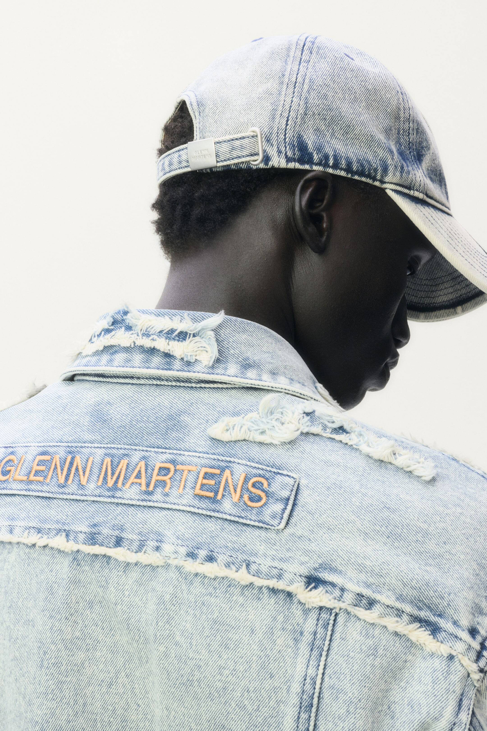 H&M - Glenn Martens Джинсовая кепка с вышивкой, светло-синий