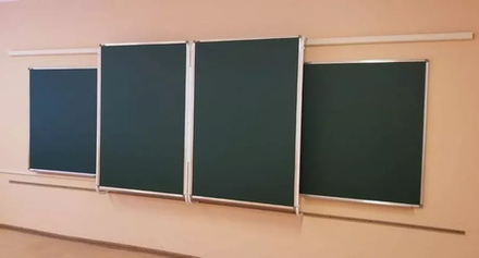 Облегчённая рельсовая конструкция с металлической декоративной планкой и креплением с дугообразной рамой