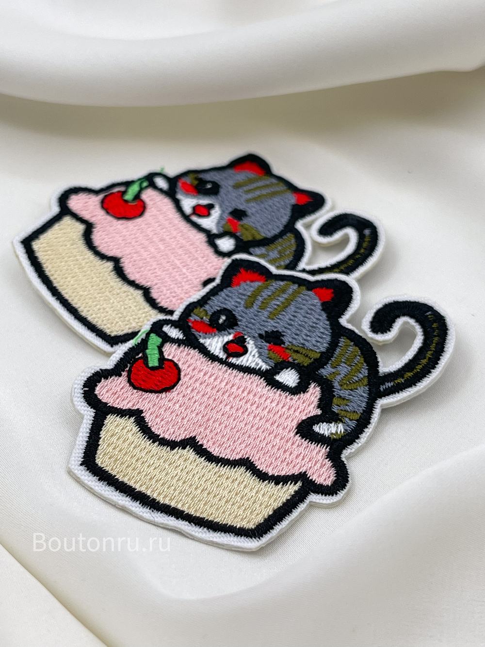 Нашивка пирожное с котёнком серо-розовая 6х4,5 см