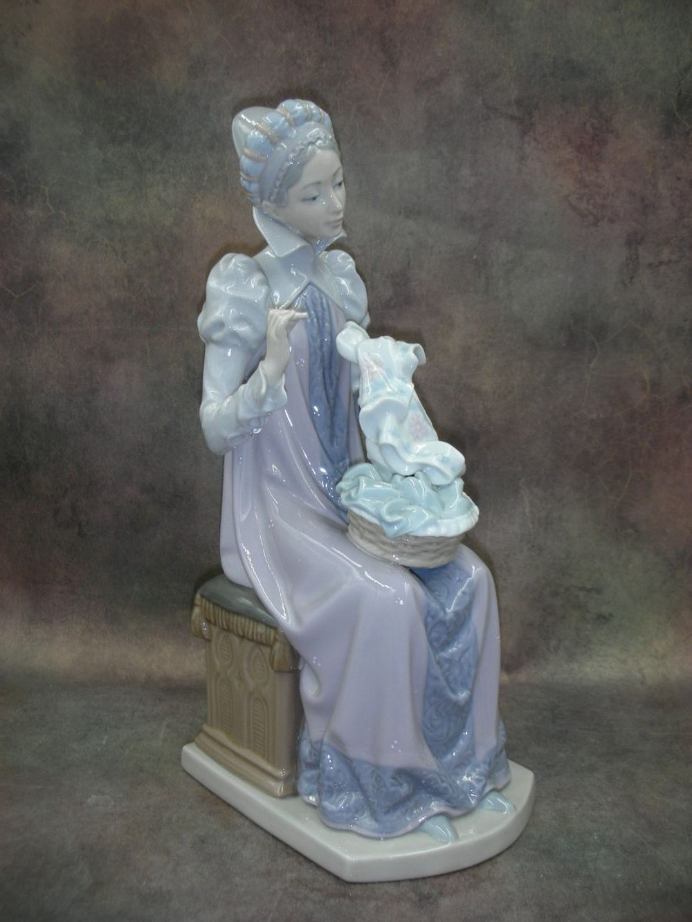 Статуэтка. Фарфор. Шьющая приданое. Lladro. Испания
