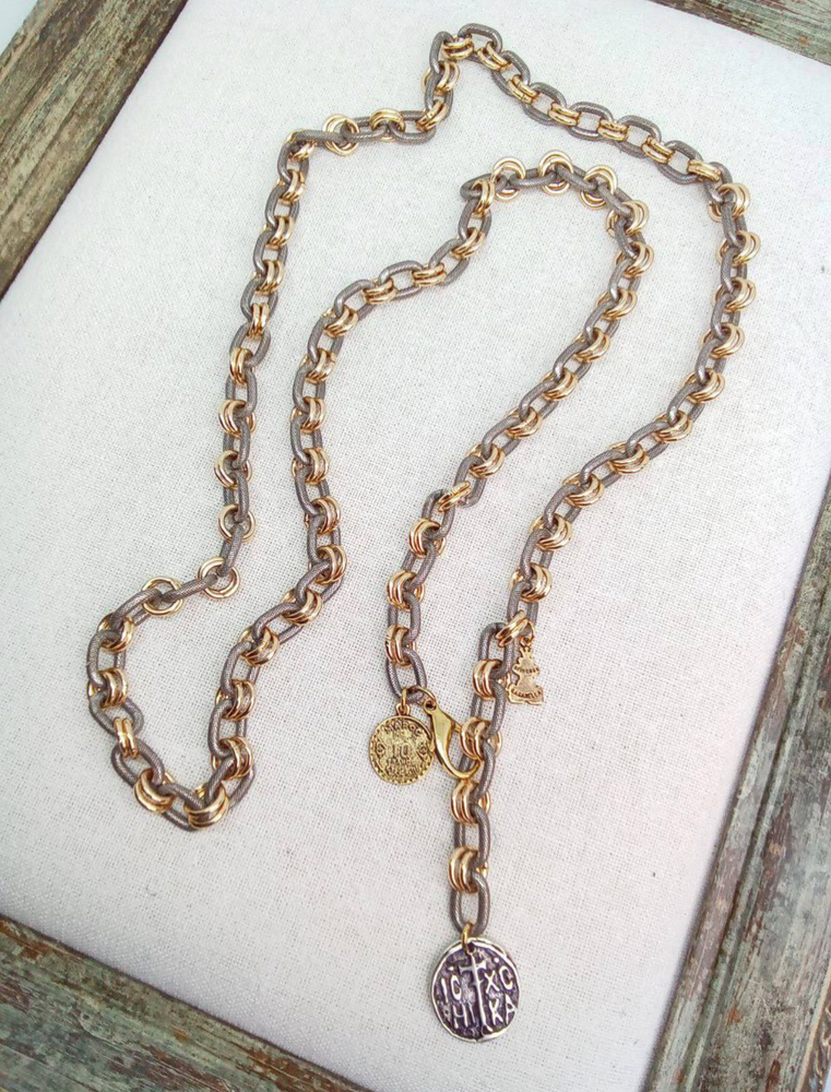 Цепь-трансформер из золотых и рифленых графитовых колечек с монетой