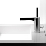 Смеситель для раковины Steinberg Серия 210 с керамическим картриджем Джойстик, со сливным гарнитуром 1 1/4“, с гибкими шлангами 3/8“, хром 215 1000