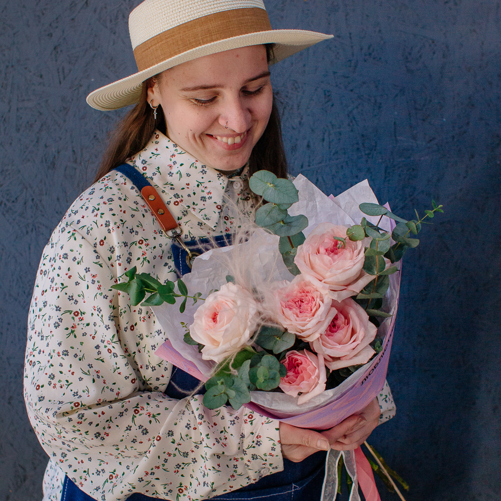 143. Ароматный нежный букет из пионовидных роз