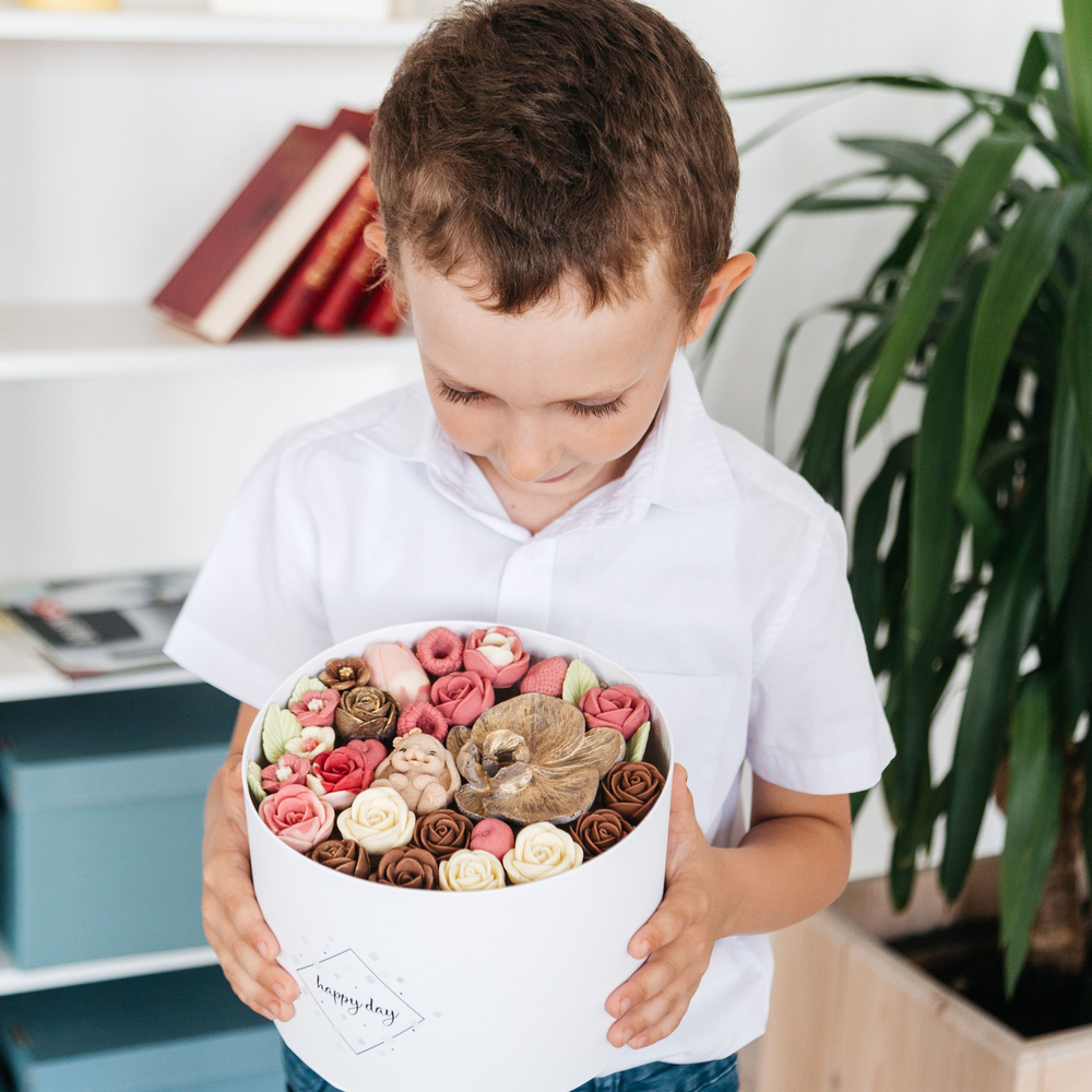 Шоколадный букет в коробке с крышкой "Вкус Любви" с фигуркой зайка, подарок на 8 марта, на День Рождения.