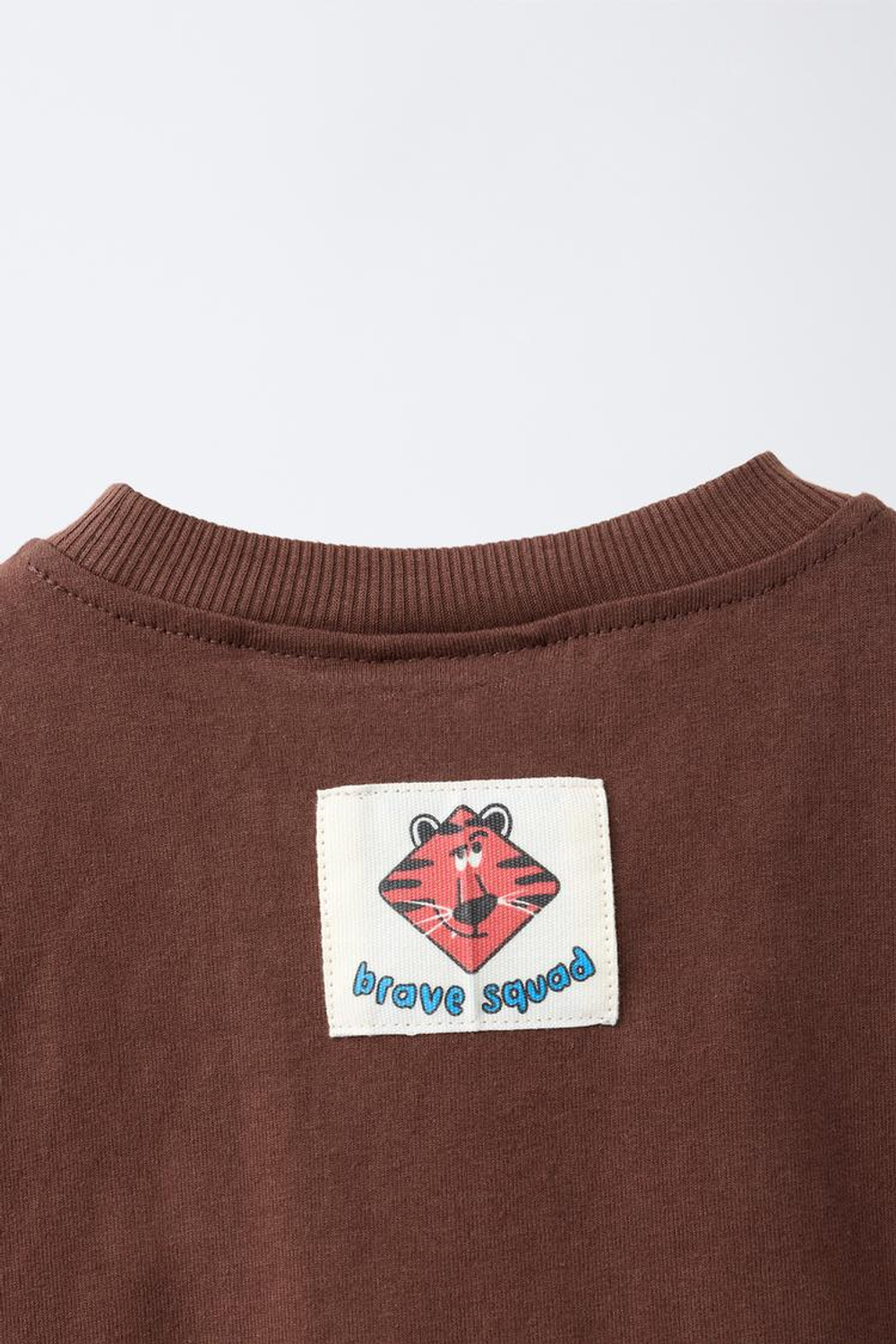 ZARA ФУТБОЛКА С АНИМАЛИСТИЧЕСКИМ ПРИНТОМ, ШОКОЛАДНЫЙ