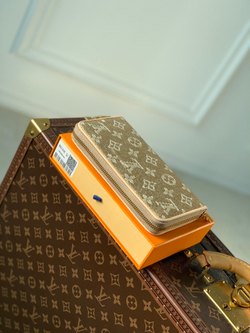 Louis Vuitton Zippy Wallet