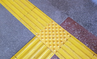 Об особенностях монтажа тактильной плитки из бетона в городской среде