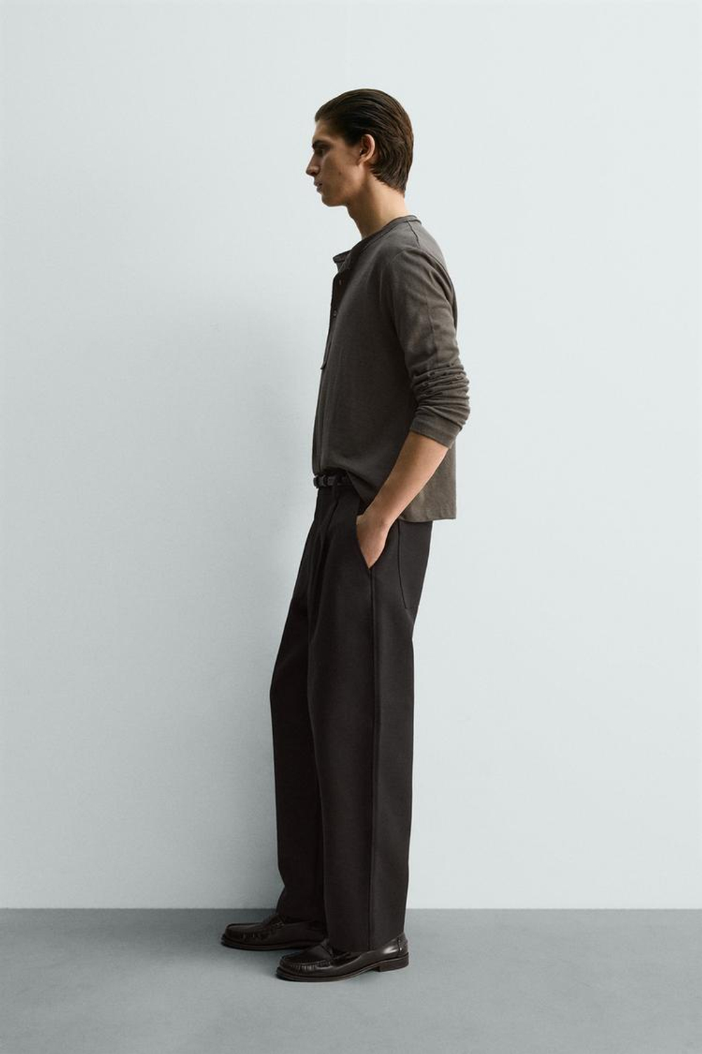 ZARA ФУТБОЛКА RELAXED FIT С ВОРОТНИКОМ НА ПУГОВИЦАХ, ОЛИВКОВЫЙ