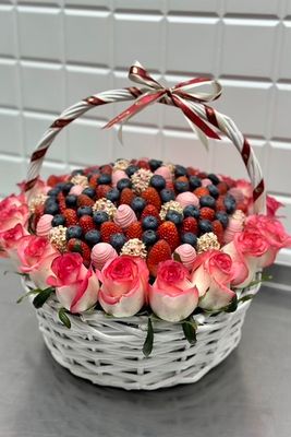 Корзина с клубникой в шоколаде и розами "Аленький цветочек"