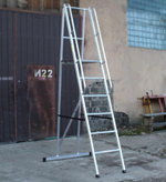 Лестница-платформа фиксированной высоты алюминиевая MEGAL ЛПФВА Н=1.8-4 с траверсой