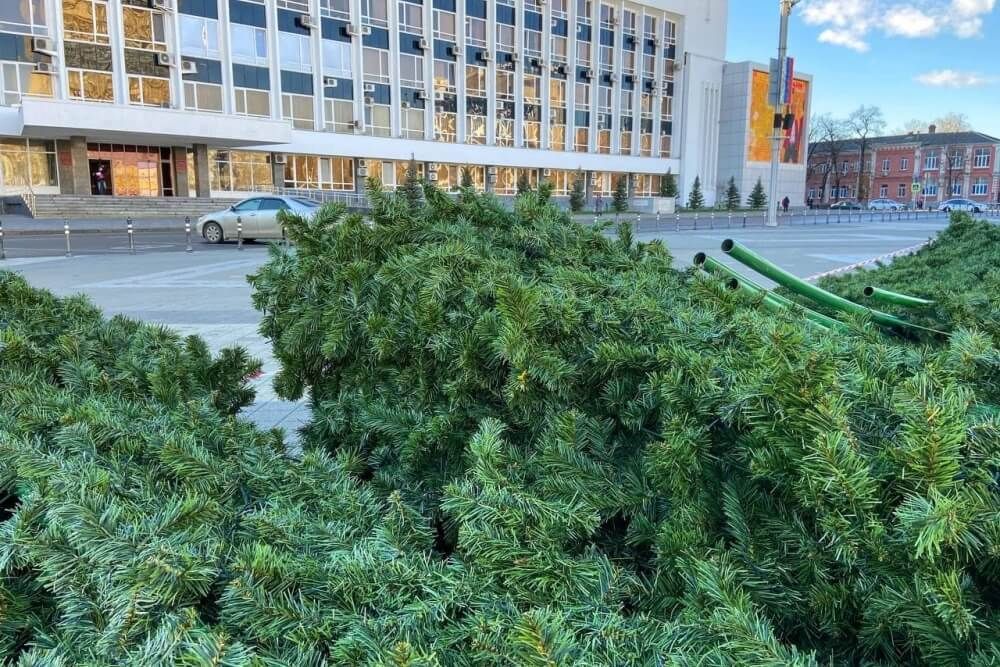 Светодинамическая елка ствольная - встроенная гирлянда: Теплый свет - "Таежная" от 11 до 21 м