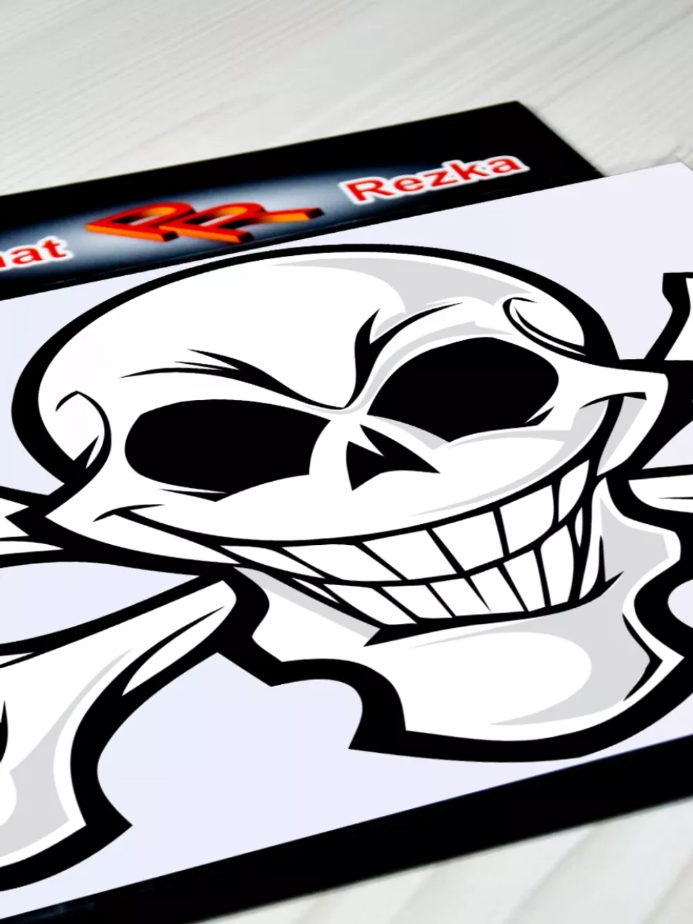 Наклейка - Череп с костями