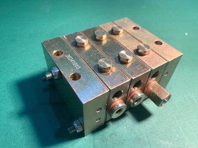 Распределитель смазки на 6 портов 4 отверстия (большой)