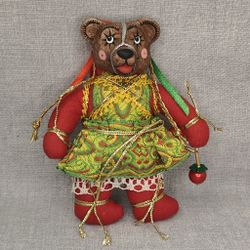 Ёлочная игрушка Девочка-медвежонок с ягодкой