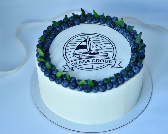 Торт с логотипом на юбилей компании с голубикой