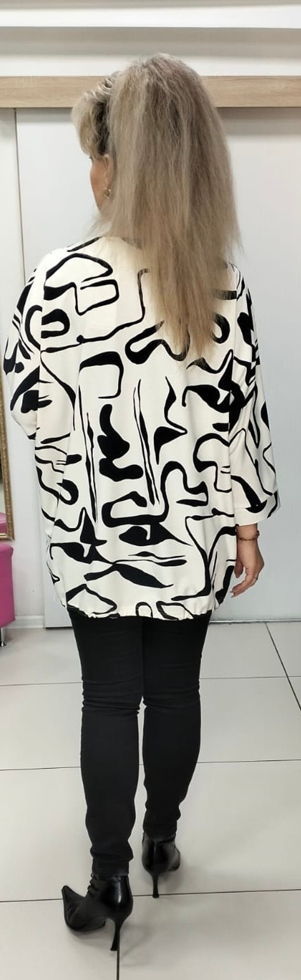 Бело-черный блузон-туника с подвеской