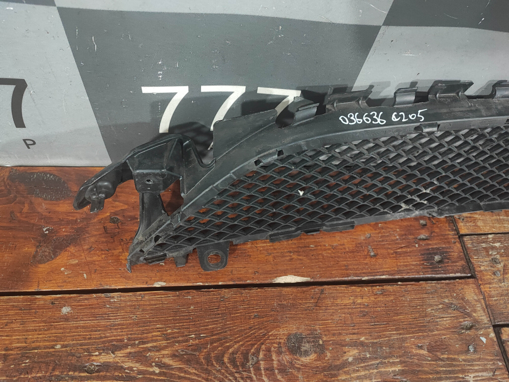 Решетка переднего бампера AMG Mercedes C W205 14-18 Б/У Оригинал A2058852123