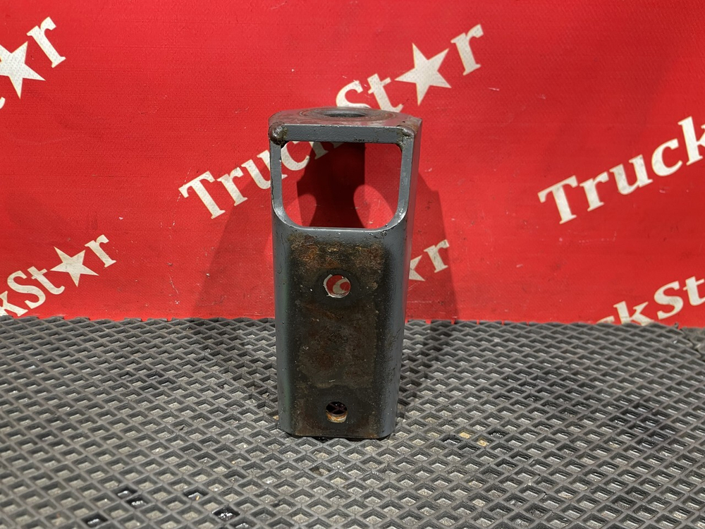 Кронштейн амортизатора переднего