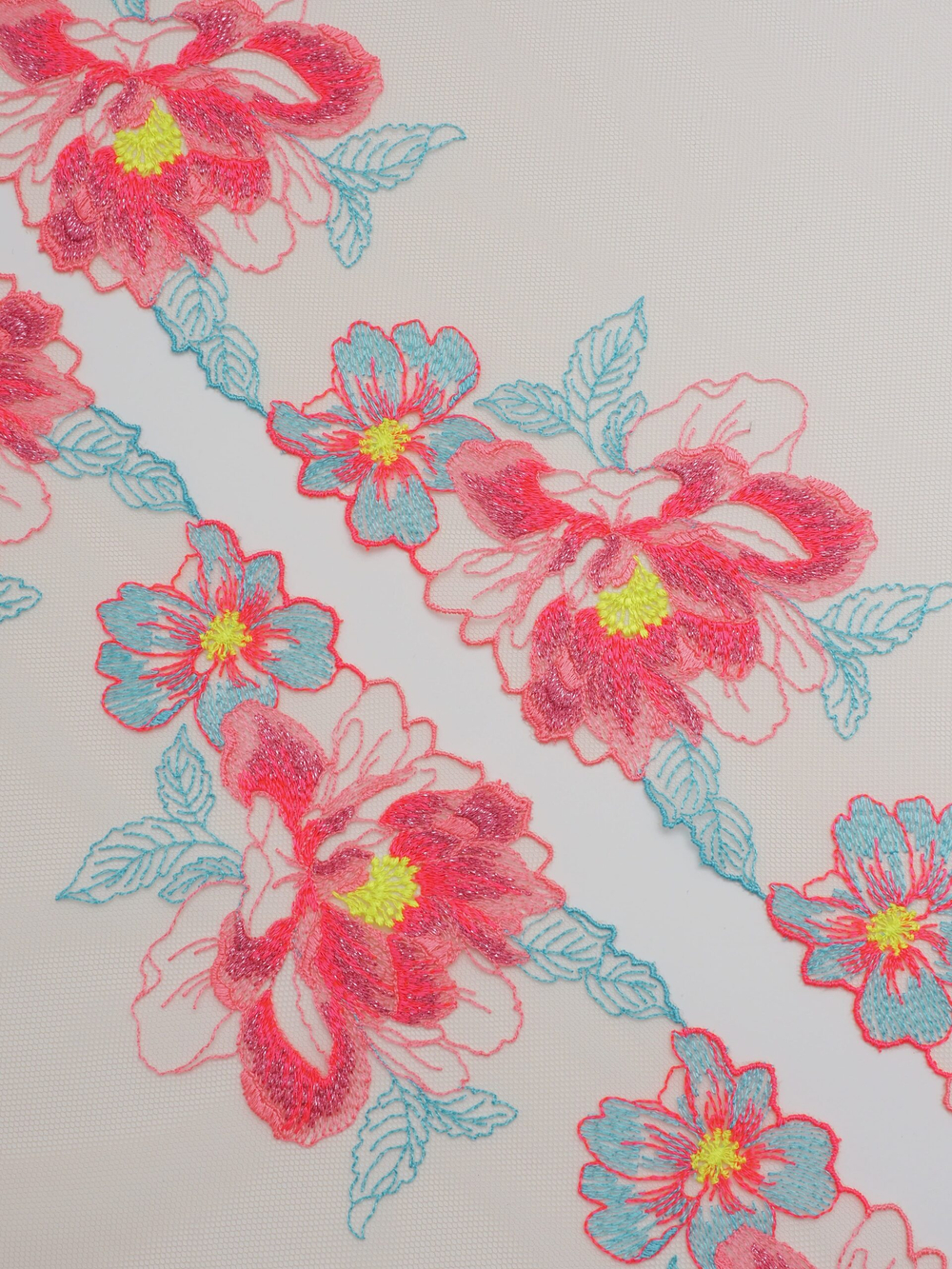 Вышивка на сетке загорелая телесная с мультиколор ширина 25 см (2 стороны)