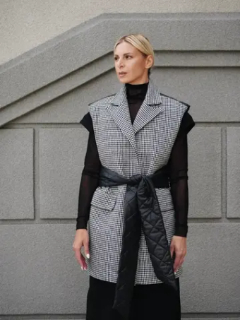 Комбинированный жилет в трендовой расцветке гусиная лапка