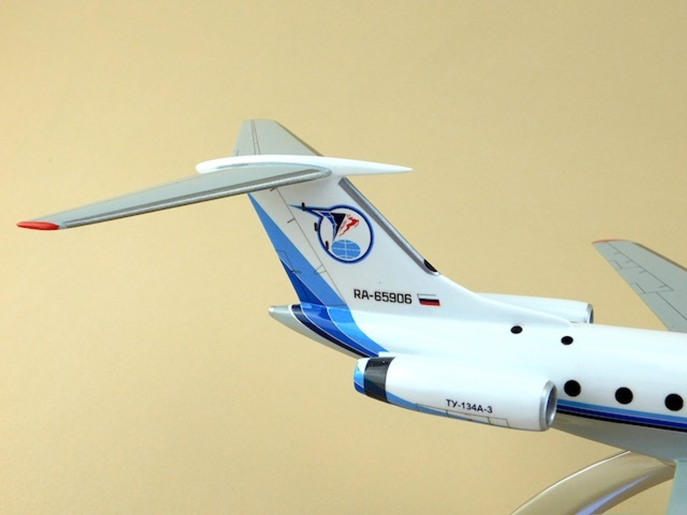 Модель самолета Ту-134А-3(М1:100, Ямал)