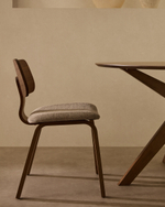 Стул Gena из бежевого шенилла с каркасом из шпона ореха и каучукового дерева