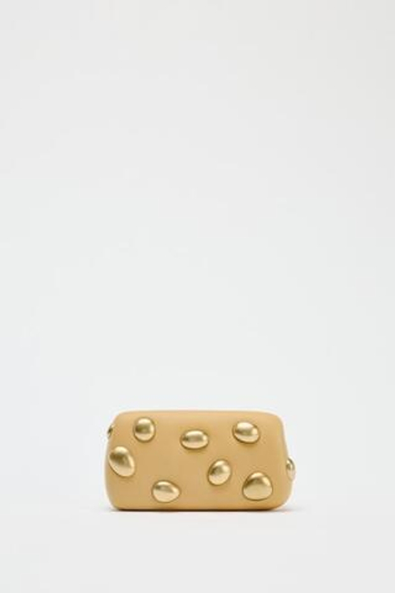 ZARA КЛАТЧ С МЕТАЛЛИЧЕСКИМИ АППЛИКАЦИЯМИ, ГОРЧИЧНЫЙ