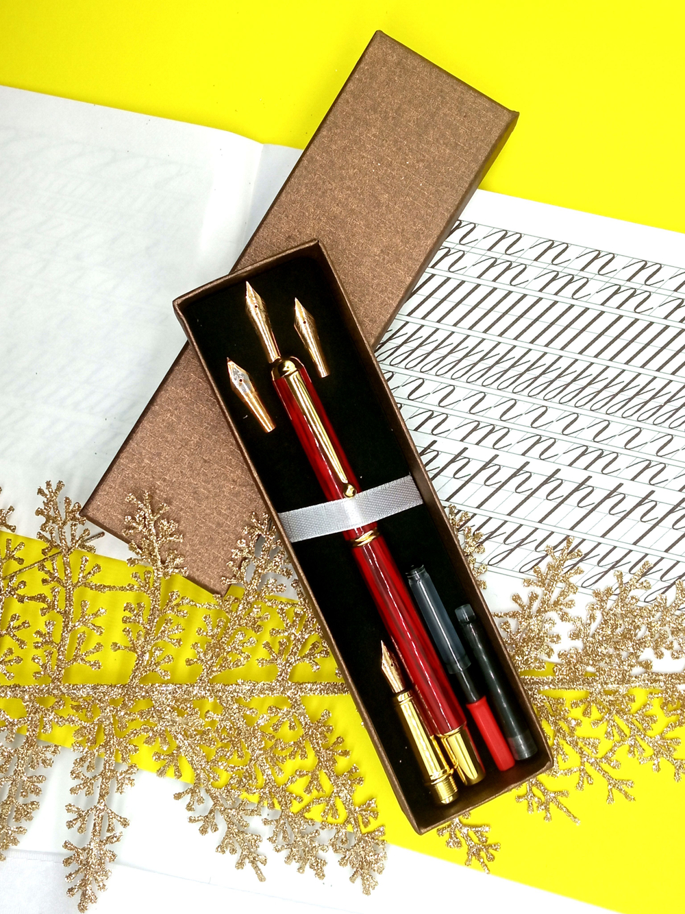 Подарочный набор из 1 уникальной ручки-кисти + сменной насадкой для пера + 4 различных пера +картридж с чернилами + подарочный пенал (для леттеринга, каллиграфии, рисования)