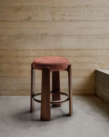 Granite Полубарный табурет из терракотового шенилла и массива ясеня в отделке орех 65 см