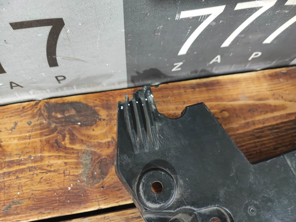 Кронштейн решетки радиатора Haval M6 2 21-нв Б/У Оригинал 5509020XKZ0YA