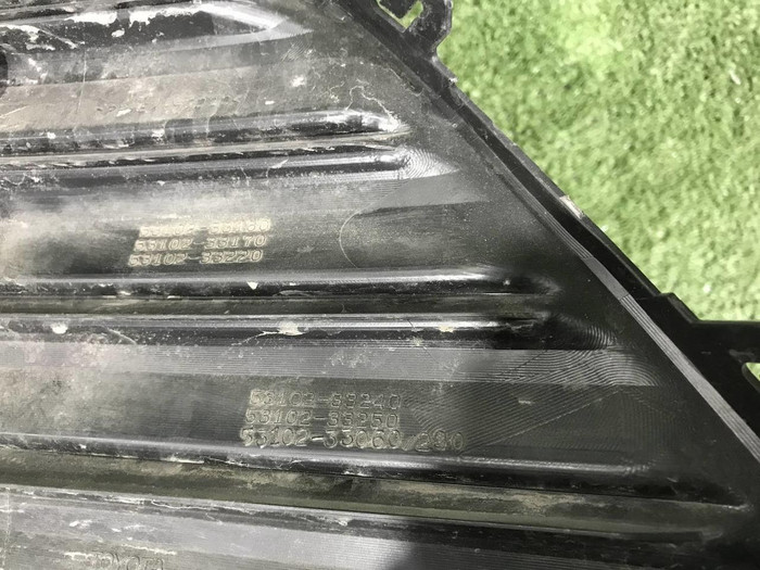 Решетка переднего бампера Toyota Camry xv70 (2017-2021)