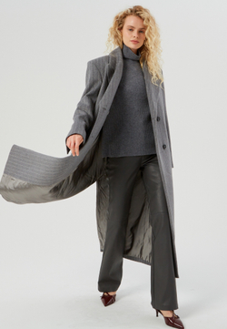 Пальто удлиненное с широкой линией плеча серое