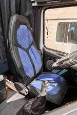 Чехлы Люкс VOLVO FH-13 после 2018 года: водитель от сиденья, пассажир от стойки кабины (один вырез под ремень) (экокожа, черный, синяя вставка)