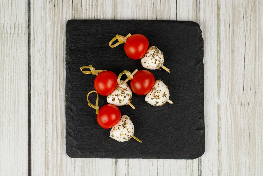 Мини моцарелла с томатами черри и базиликом