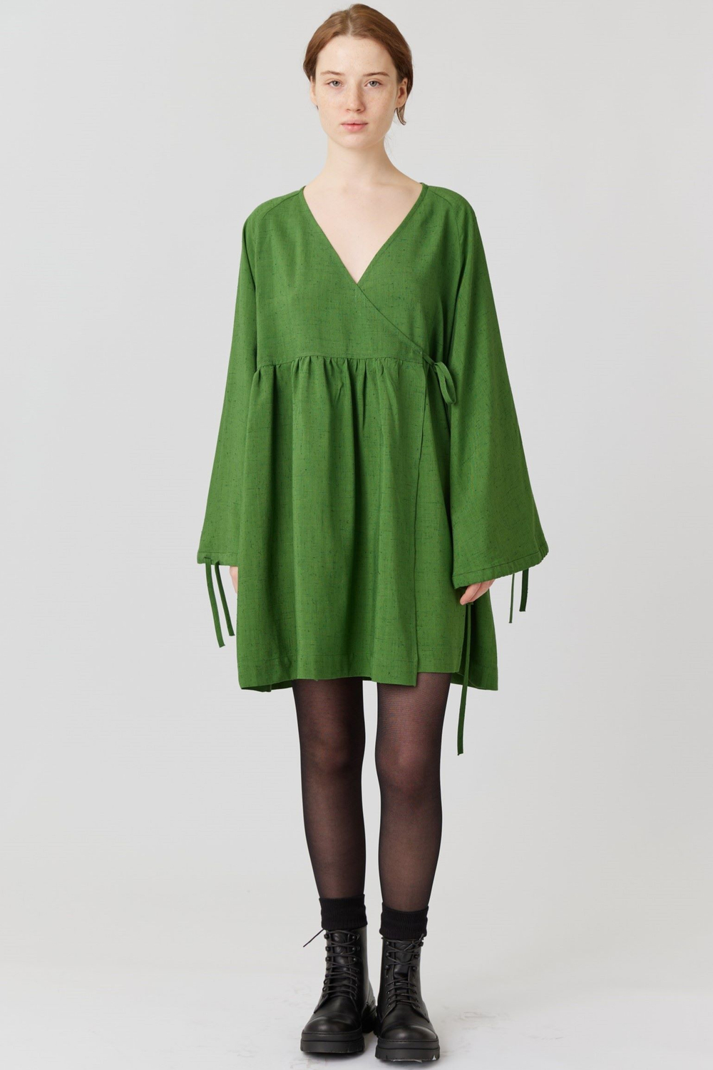Платье на запах с широкими рукавами длины мини из зеленой вискозы с шёлком