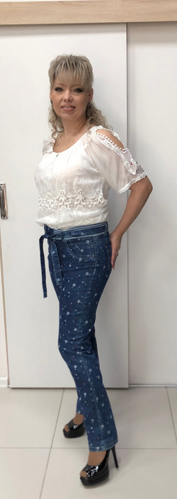 Синие стрейчевые джинсы с мелкими цветочками, пояс на завязке