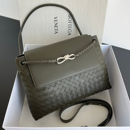 Bottega Veneta Medium Andiamo Messenger 37 cm