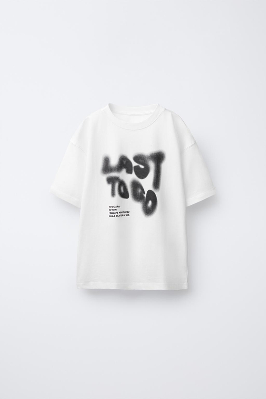 ZARA ФУТБОЛКА С ГРАФФИТИ-ПРИНТОМ, БЕЛЫЙ