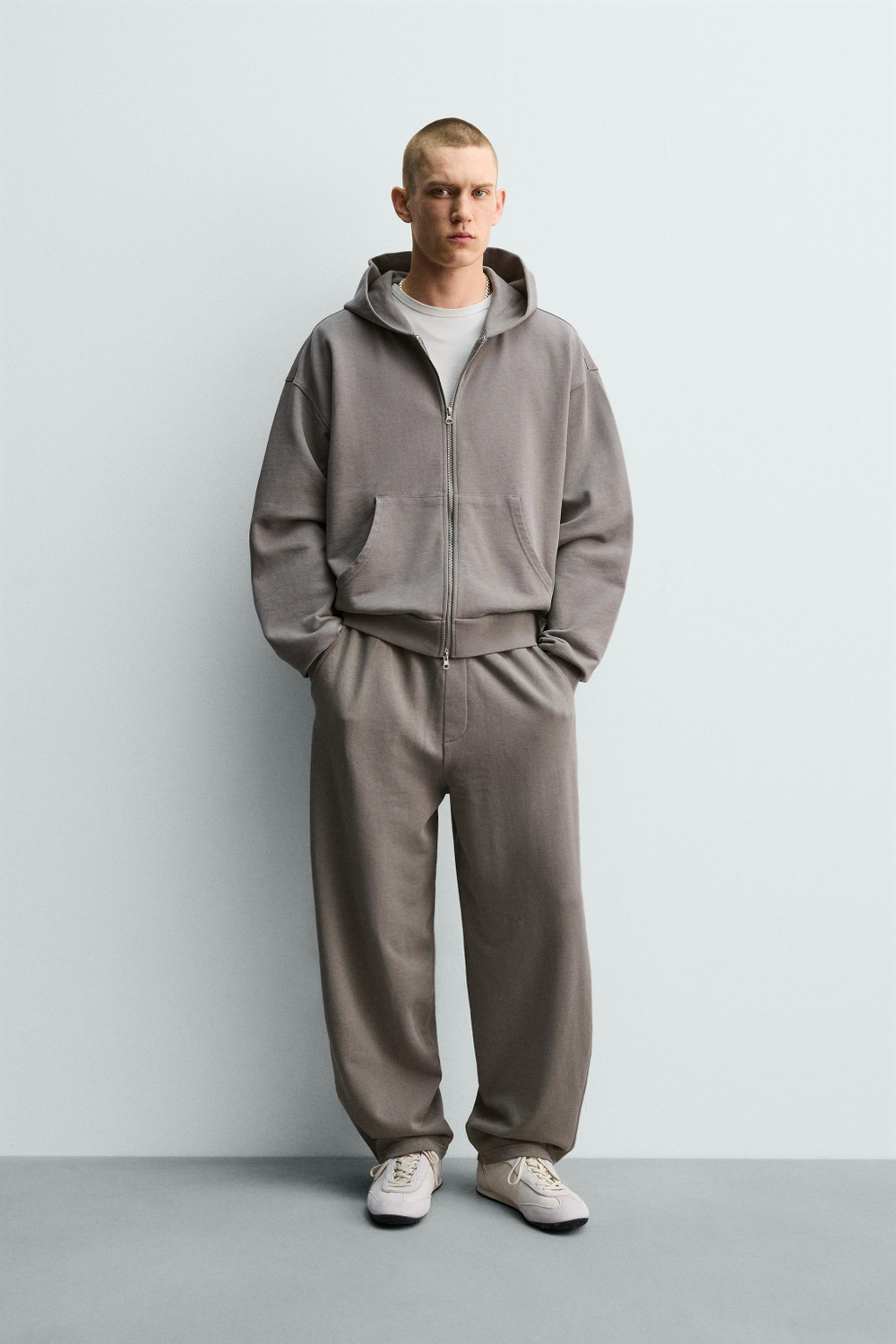 ZARA ТОЛСТОВКА С ЭФФЕКТОМ ПОТЕРТОСТИ НА МОЛНИИ С КАПЮШОНОМ, СВЕТЛО-СЕРЫЙ