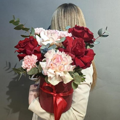 Цветы в шляпной коробке "Самсон мини" (французская роза, диантус / гвоздика, эвкалипт)