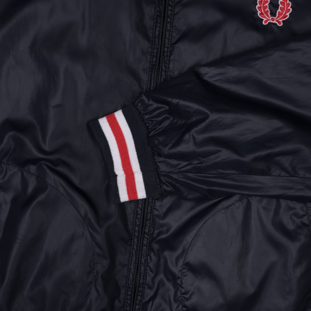 Черная переливающаяся легкая ветровка-бомбер Fred Perry, S свободный