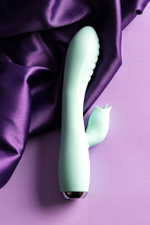 Вибратор с клиторальным стимулятором и язычком Milo мятный 20 см